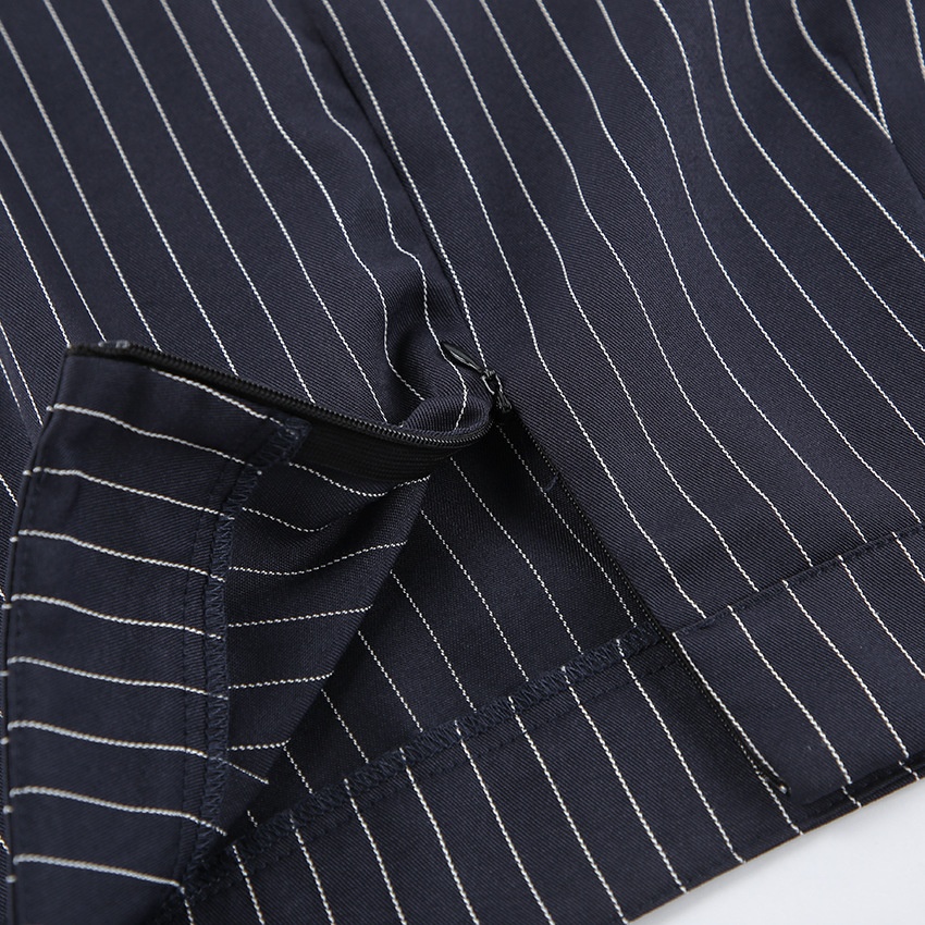 Completo composto da blazer gessato, minigonna e sciarpa.
