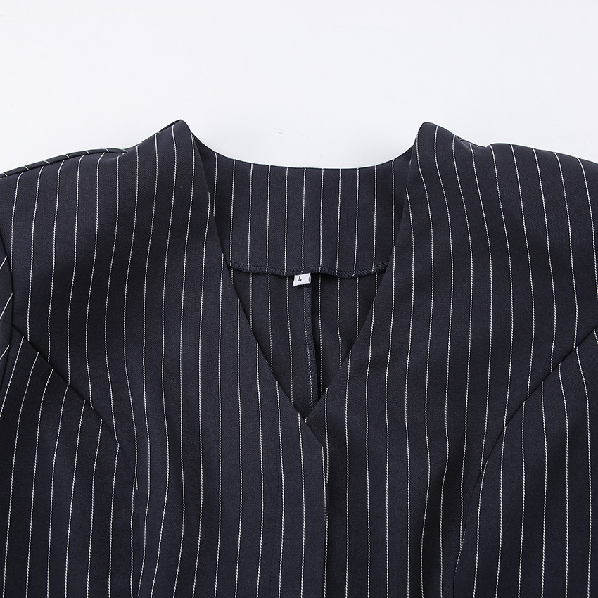 Completo composto da blazer gessato, minigonna e sciarpa.