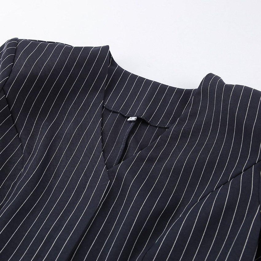 Completo composto da blazer gessato, minigonna e sciarpa.