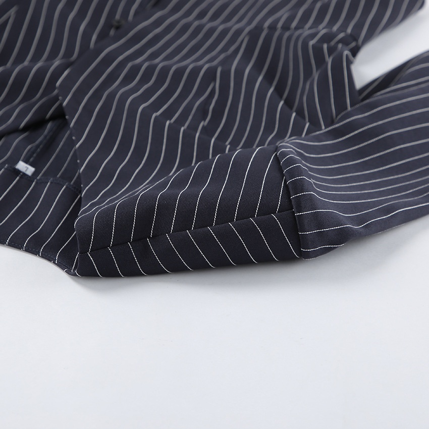 Completo composto da blazer gessato, minigonna e sciarpa.