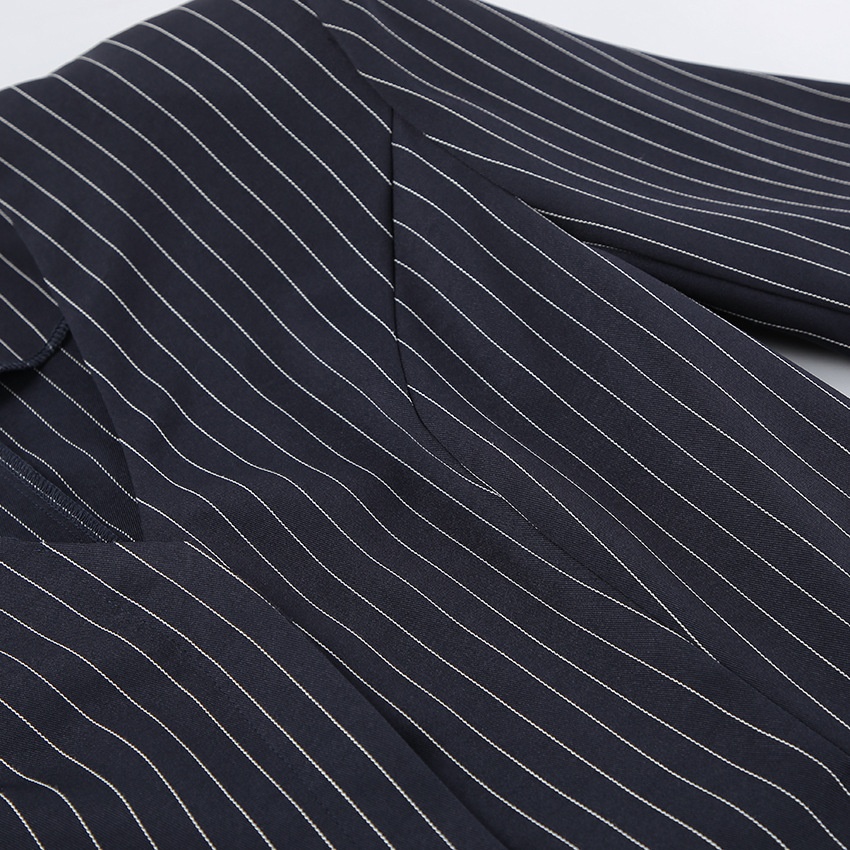 Completo composto da blazer gessato, minigonna e sciarpa.