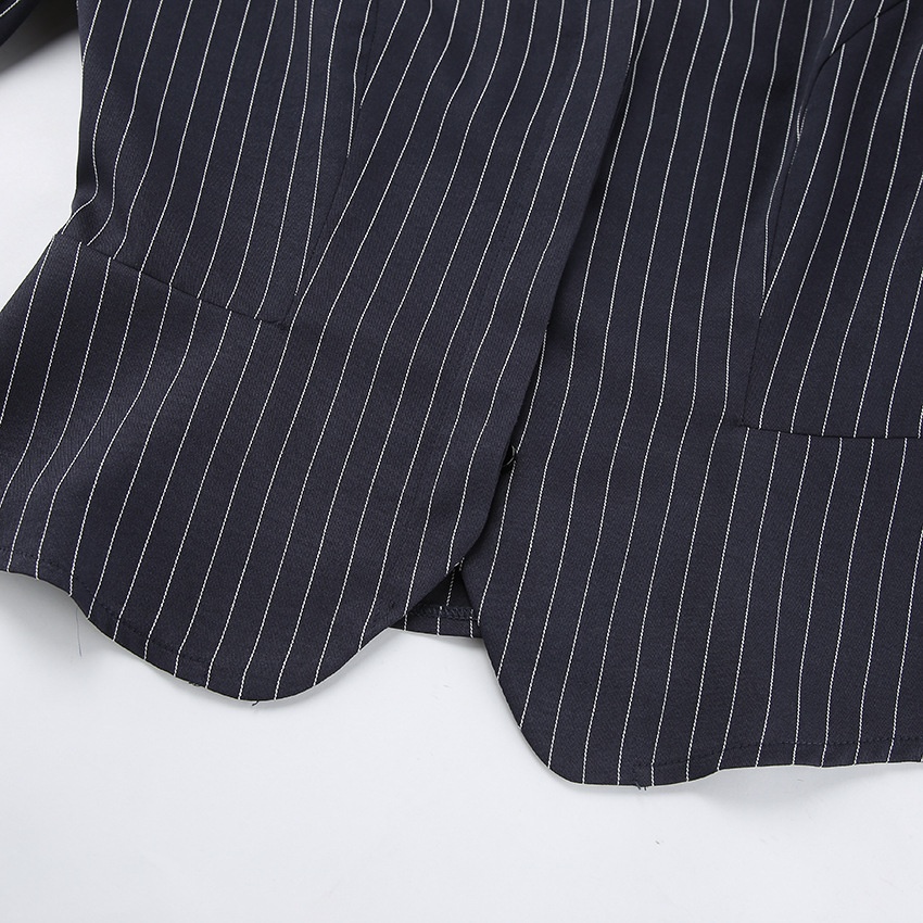 Completo composto da blazer gessato, minigonna e sciarpa.