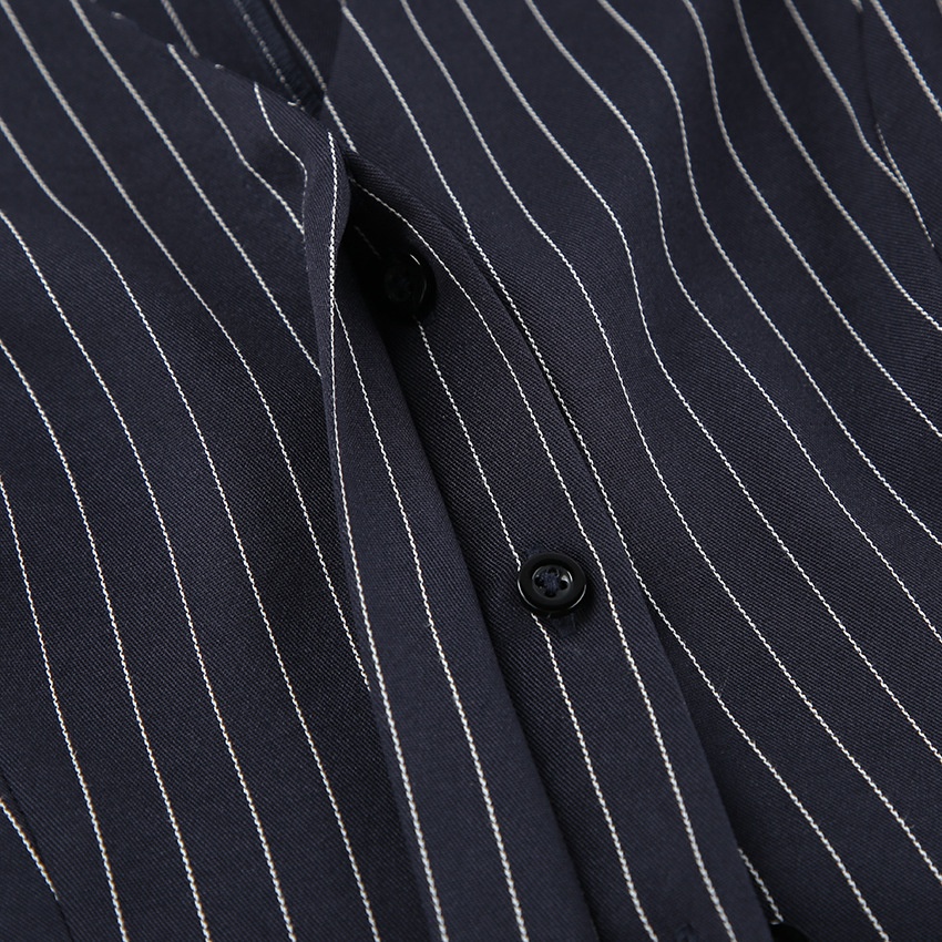 Completo composto da blazer gessato, minigonna e sciarpa.