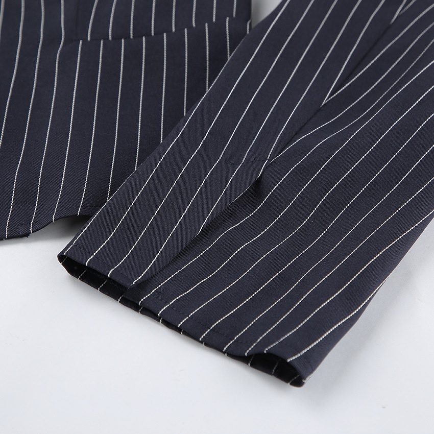 Completo composto da blazer gessato, minigonna e sciarpa.