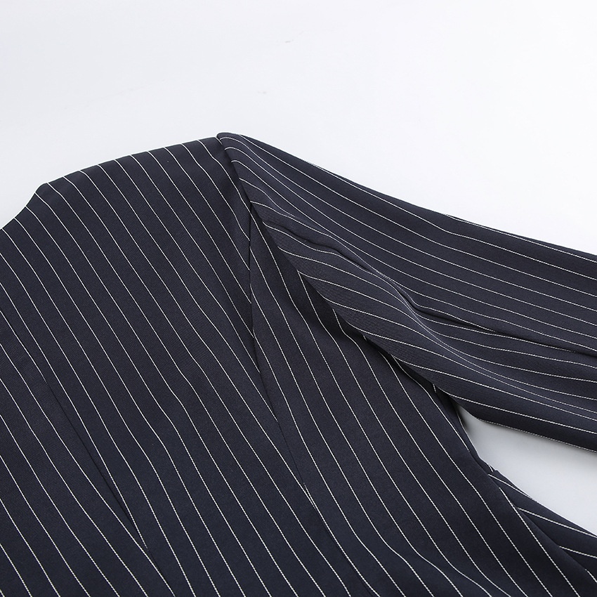 Completo composto da blazer gessato, minigonna e sciarpa.