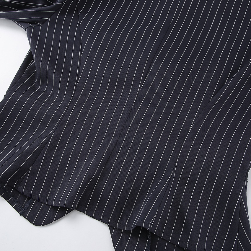 Completo composto da blazer gessato, minigonna e sciarpa.