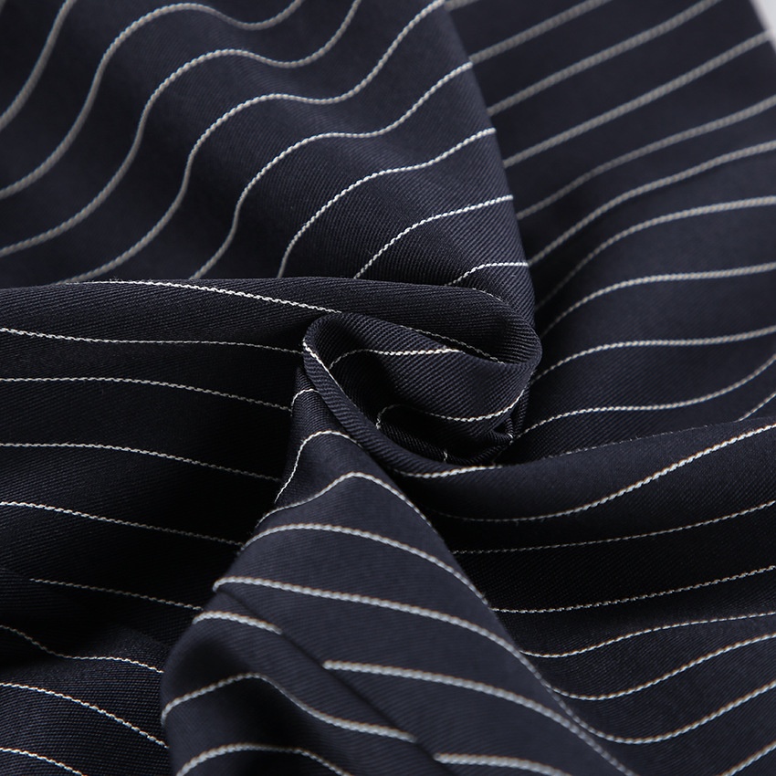 Completo composto da blazer gessato, minigonna e sciarpa.