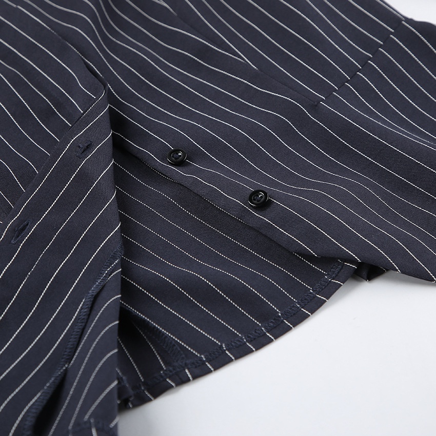 Completo composto da blazer gessato, minigonna e sciarpa.