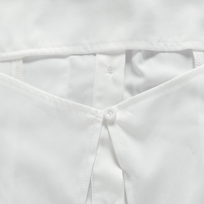 Camicetta da donna a maniche lunghe con bottoni e scollo a V.
