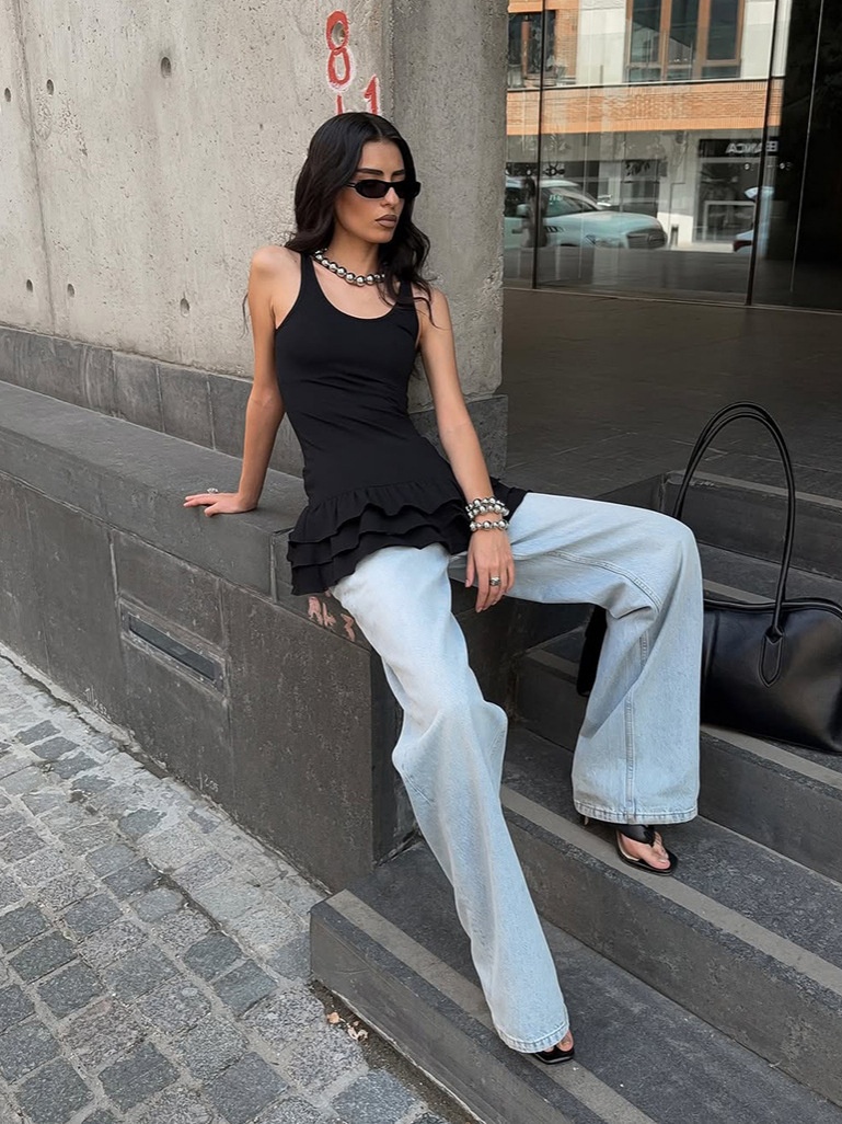 Débardeur chic à ourlet volanté - Noir sans manches à basque