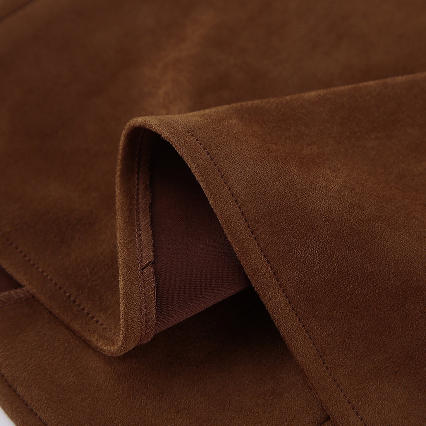 Gilet marron à col en V et boutons sur le devant, aspect daim