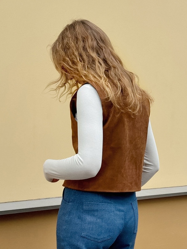 Gilet marron à col en V et boutons sur le devant, aspect daim