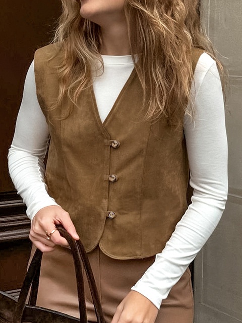 Gilet marron à col en V et boutons sur le devant, aspect daim