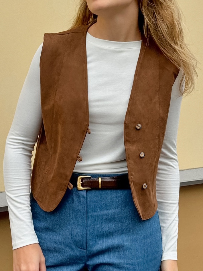 Gilet marron à col en V et boutons sur le devant, aspect daim