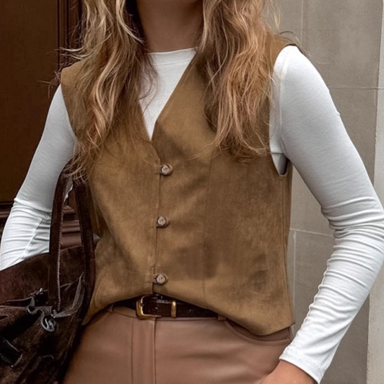 Gilet marron à col en V et boutons sur le devant, aspect daim