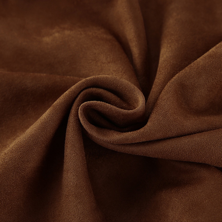 Gilet marron à col en V et boutons sur le devant, aspect daim