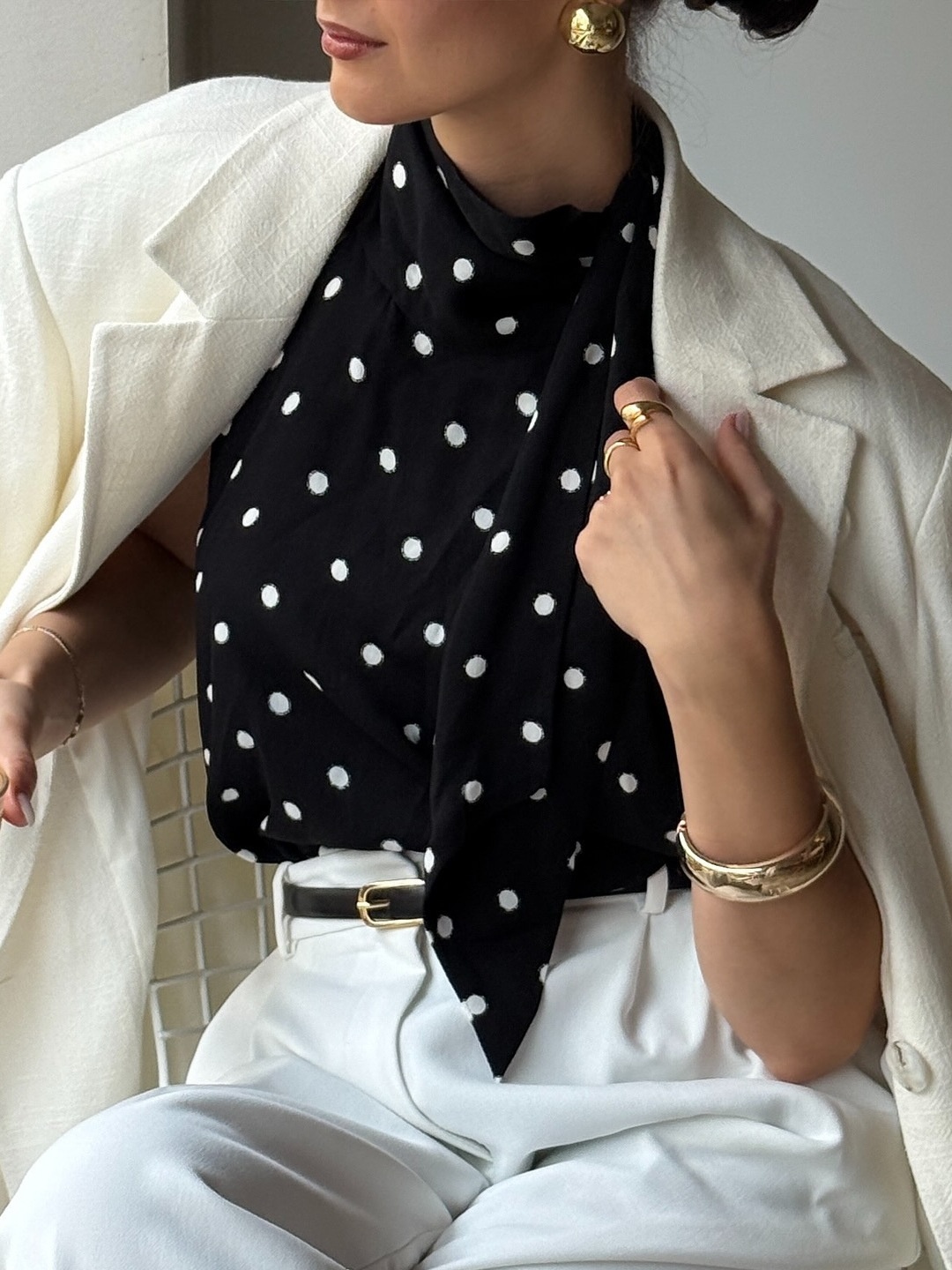 Chemisier à pois, col halter et nœud papillon - Chic et polyvalent