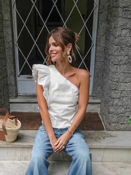 Haut chic blanc à une épaule et à volants