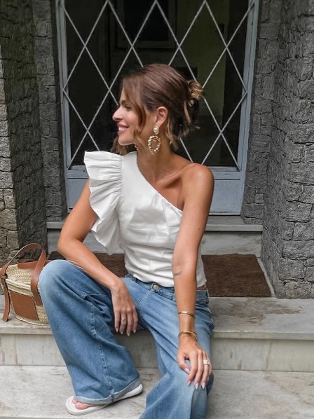 Haut chic blanc à une épaule et à volants