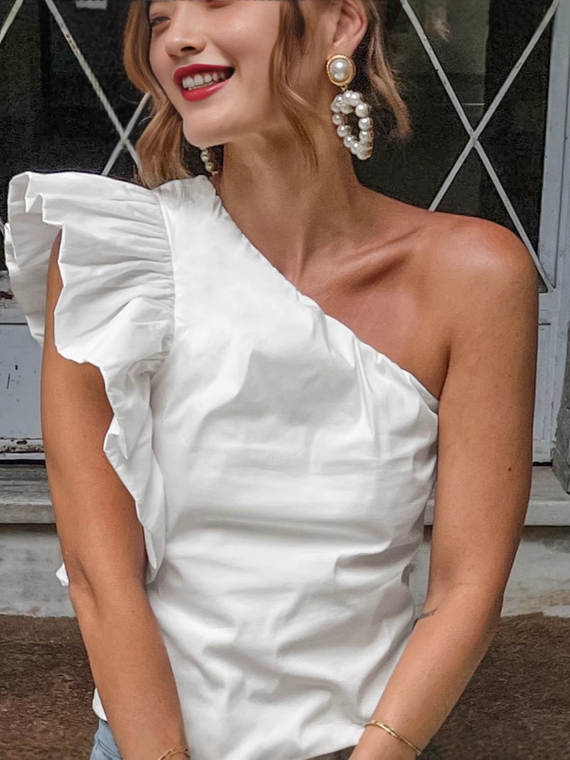 Haut chic blanc à une épaule et à volants