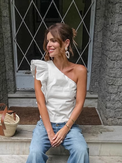 Haut chic blanc à une épaule et à volants