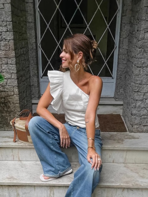 Haut chic blanc à une épaule et à volants