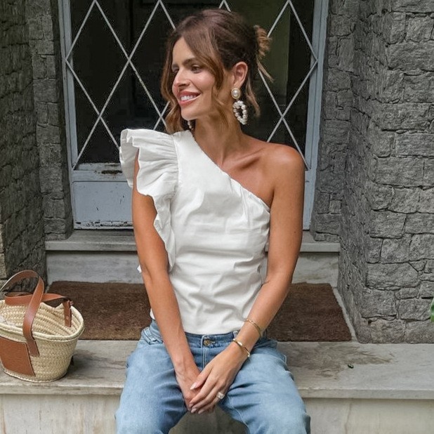 Haut chic blanc à une épaule et à volants