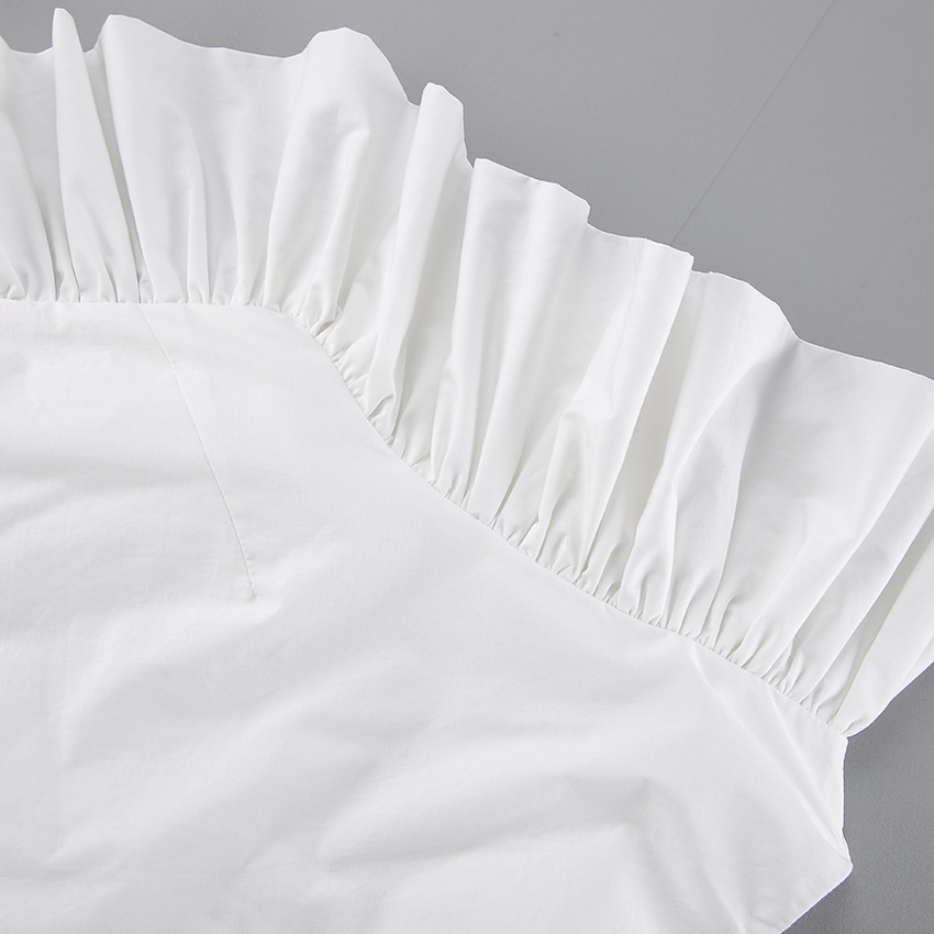 Haut chic blanc à une épaule et à volants