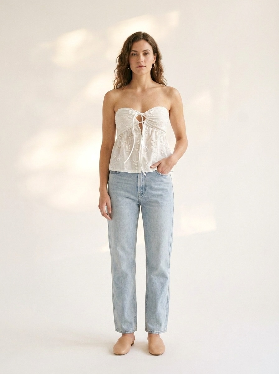 Haut bustier blanc brodé de fleurs à nouer sur le devant