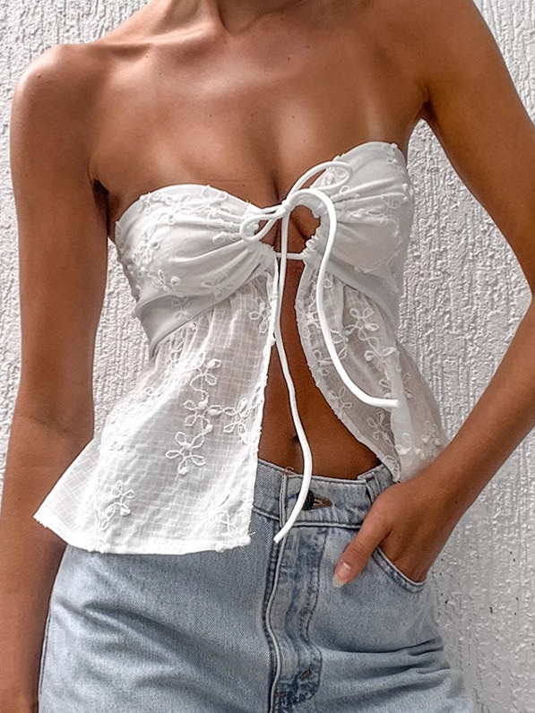Haut bustier blanc brodé de fleurs à nouer sur le devant