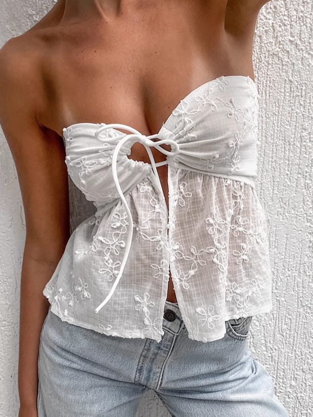 Haut bustier blanc brodé de fleurs à nouer sur le devant