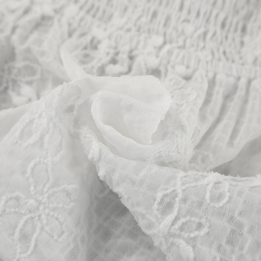 Haut bustier blanc brodé de fleurs à nouer sur le devant