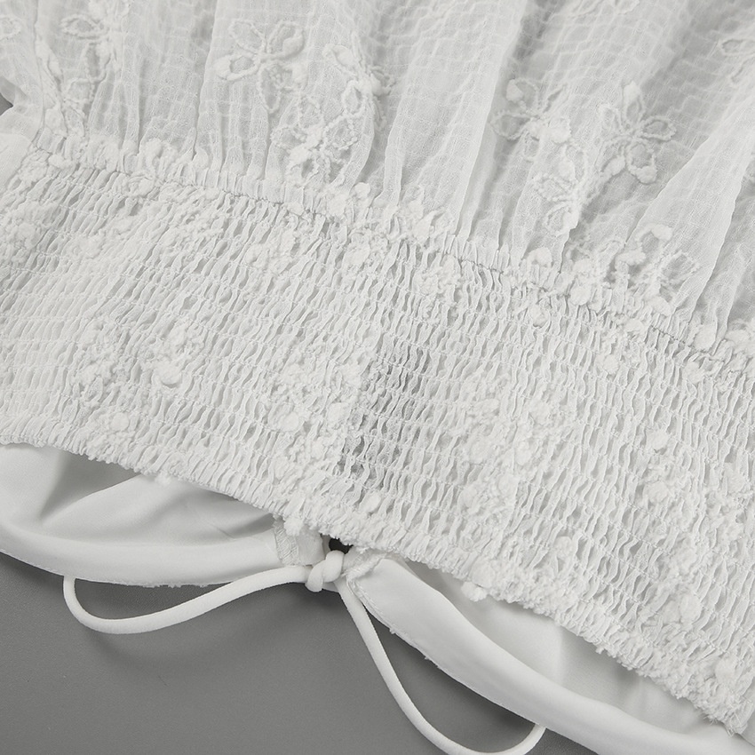 Haut bustier blanc brodé de fleurs à nouer sur le devant