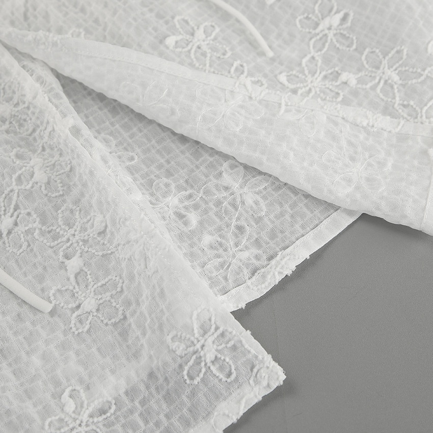 Haut bustier blanc brodé de fleurs à nouer sur le devant