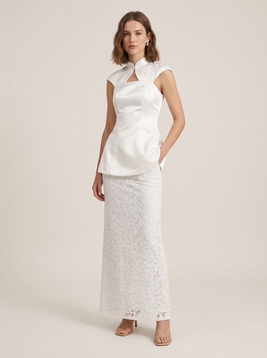 Completo composto da top peplum bianco e gonna lunga in pizzo floreale.