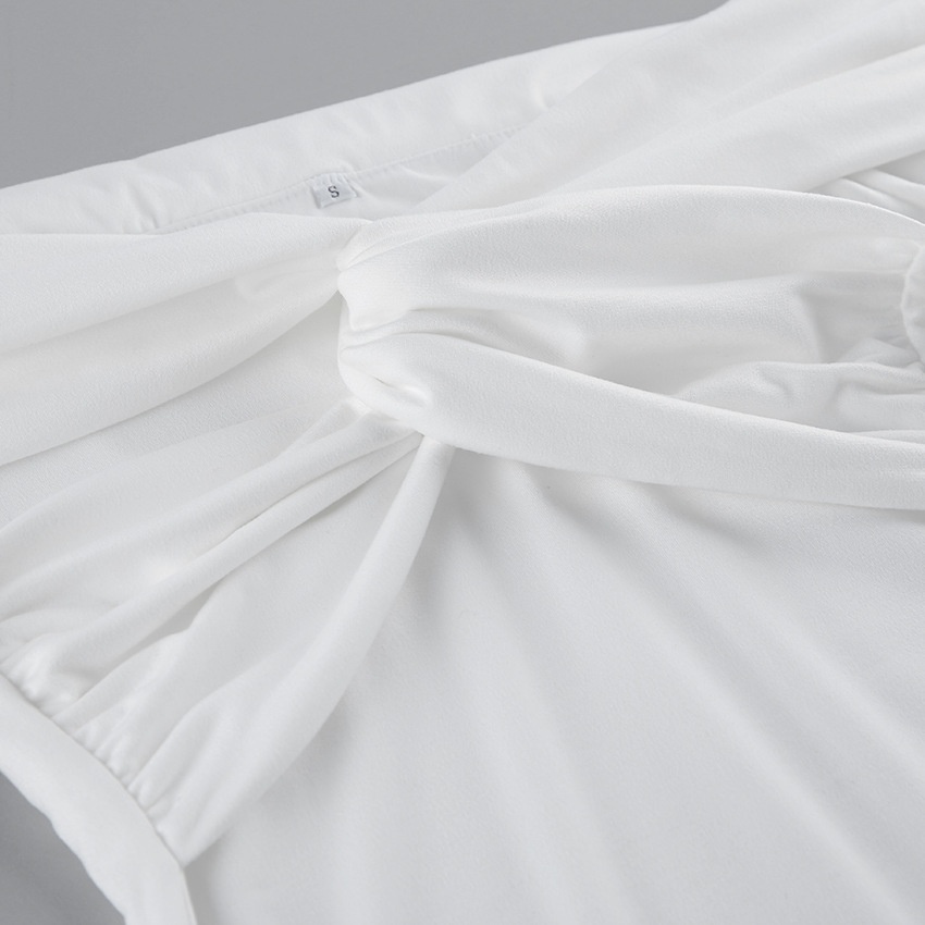 Body à manches longues et épaules dénudées sur le devant torsadé