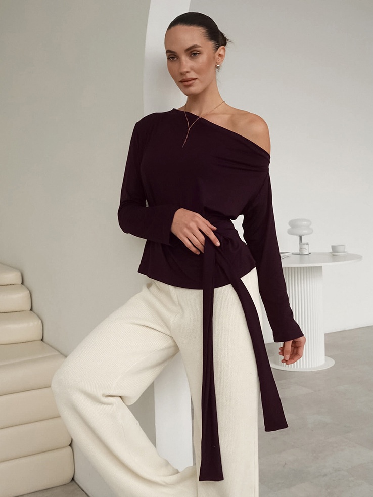 Haut à épaules dénudées, manches longues et taille nouée