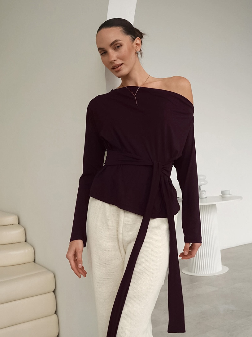 Haut à épaules dénudées, manches longues et taille nouée