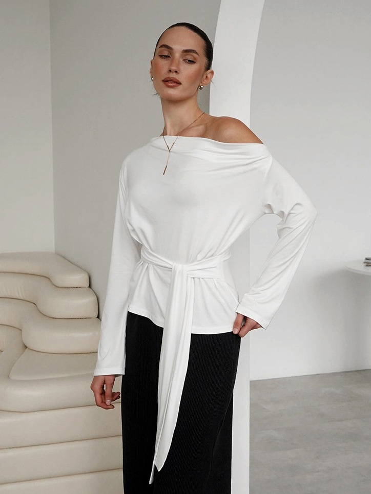 Haut à épaules dénudées, manches longues et taille nouée