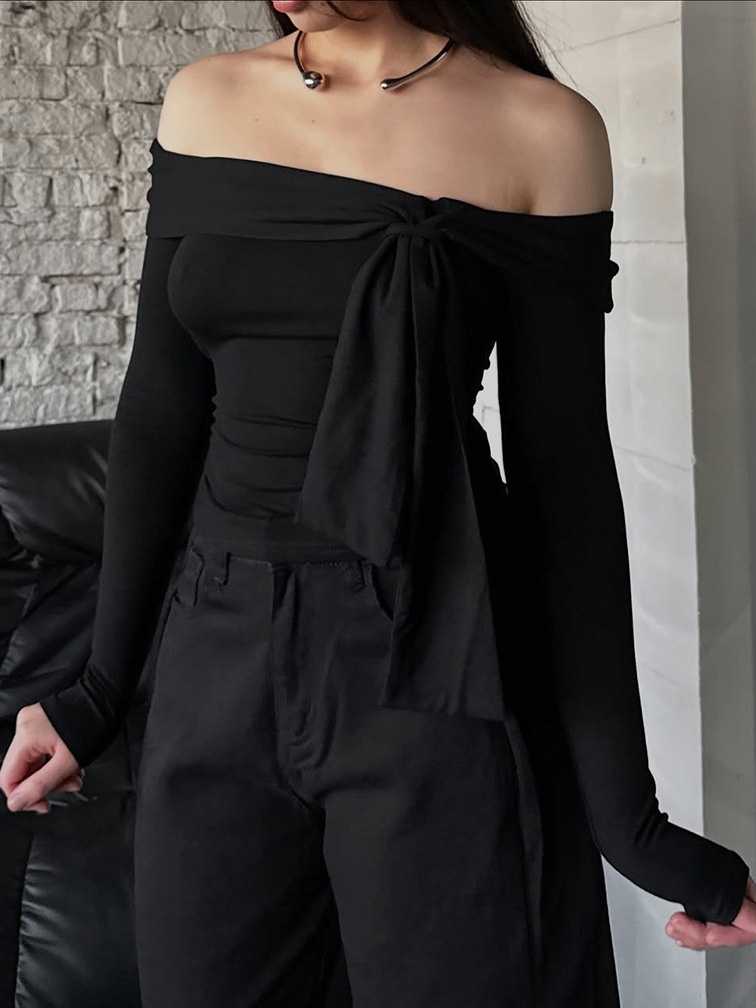 Haut chic noir à épaules dénudées et manches longues à nouer