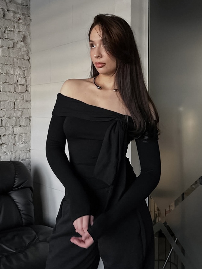 Haut chic noir à épaules dénudées et manches longues à nouer