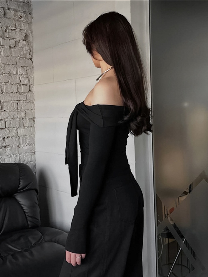 Haut chic noir à épaules dénudées et manches longues à nouer
