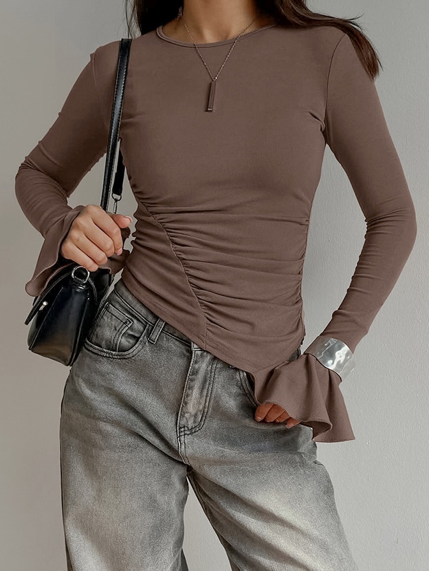 Haut asymétrique à manches longues froncées et poignets évasés