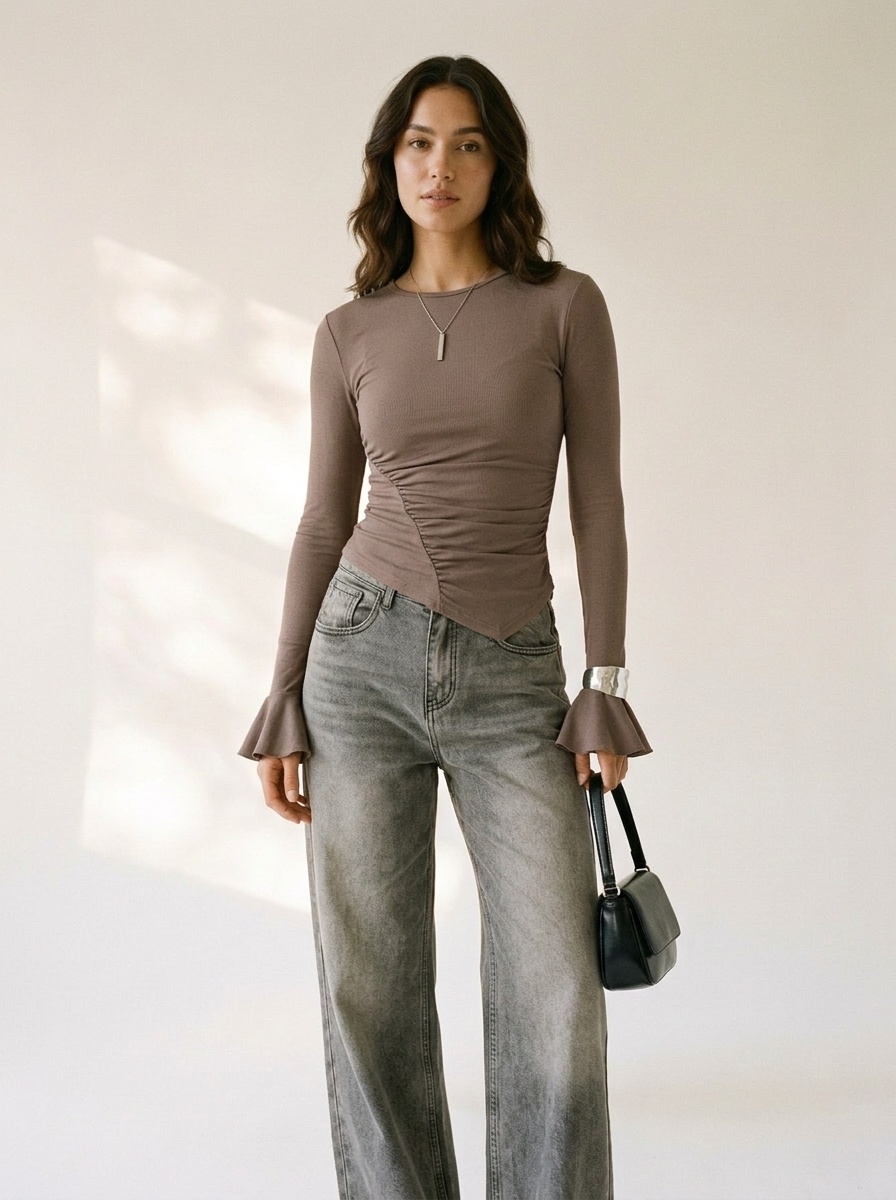 Haut asymétrique à manches longues froncées et poignets évasés