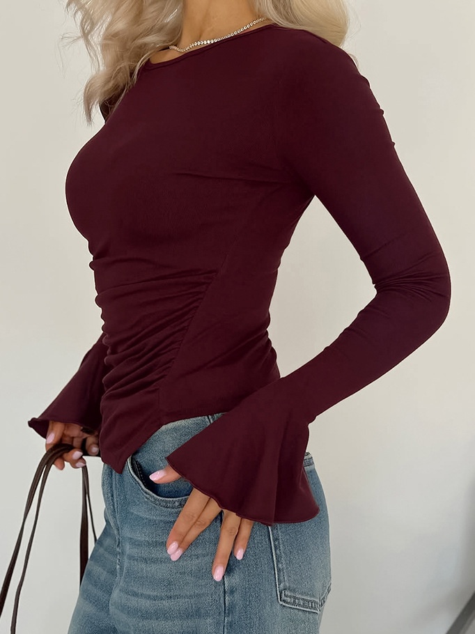 Haut asymétrique à manches longues froncées et poignets évasés