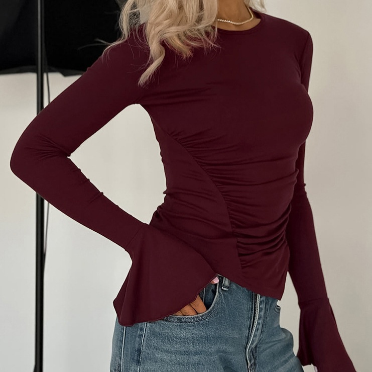 Haut asymétrique à manches longues froncées et poignets évasés