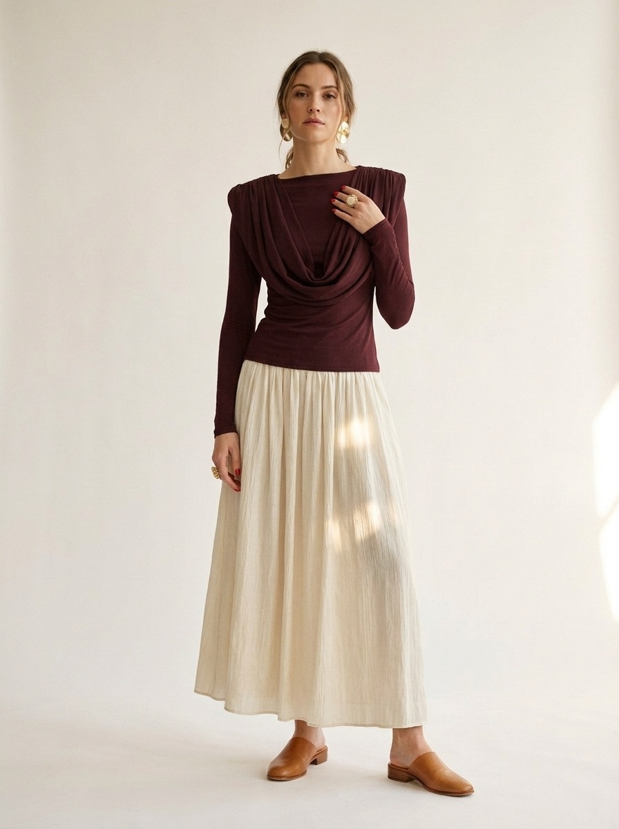 Haut élégant à col drapé, épaules rembourrées et manches longues