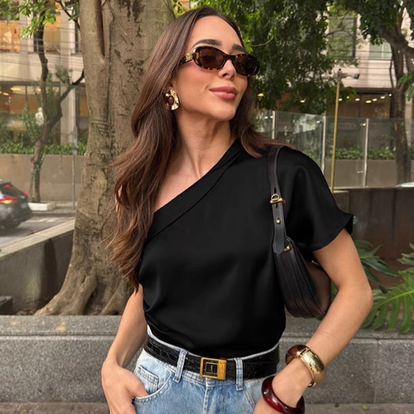 Haut élégant asymétrique en satin