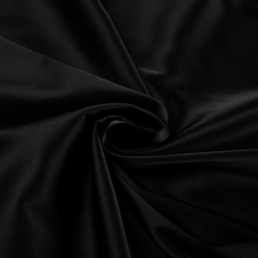 Haut élégant asymétrique en satin