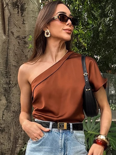 Haut élégant asymétrique en satin